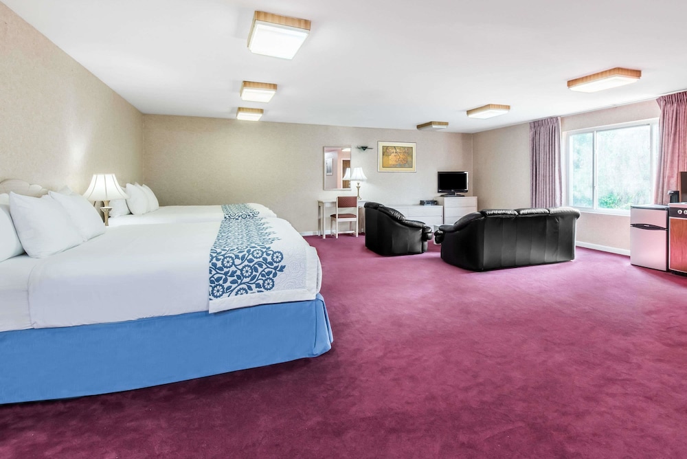 Days Inn by Wyndham Hicksville Long Island 8/20