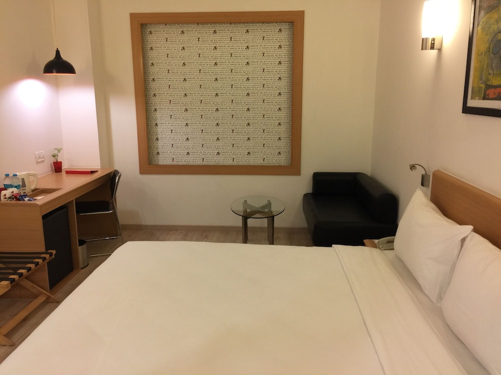 Red Fox Hotel Sector 60 Gurugram 24/62
