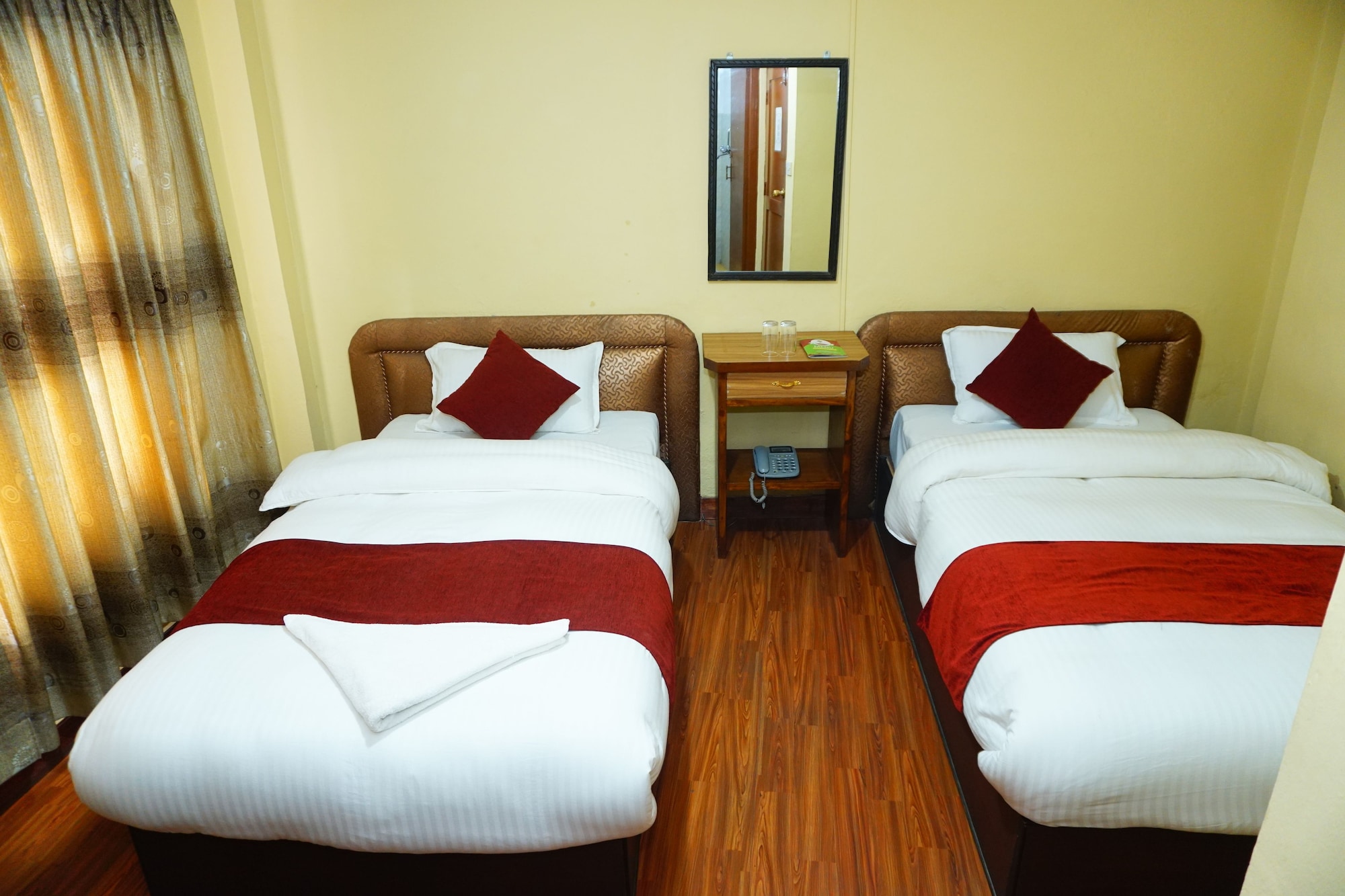 DELUXE, TWIN BEDS, GARDEN VIEW, SMOKING