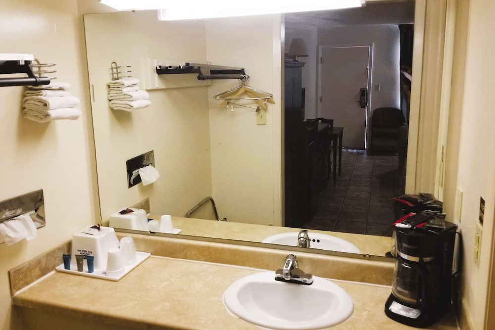 Americas Best Value Inn Arkansas City 28/28