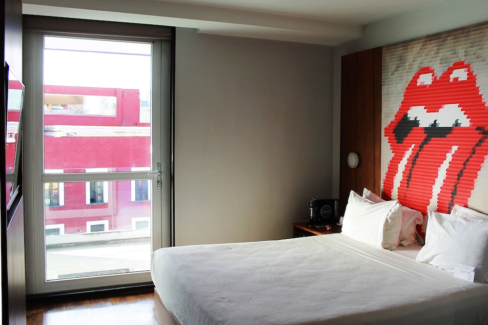 Exterior, King Bed