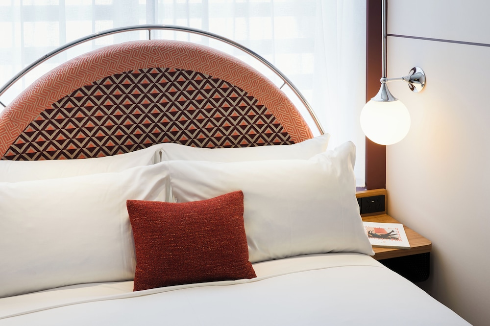 SNUG, QUEEN BED