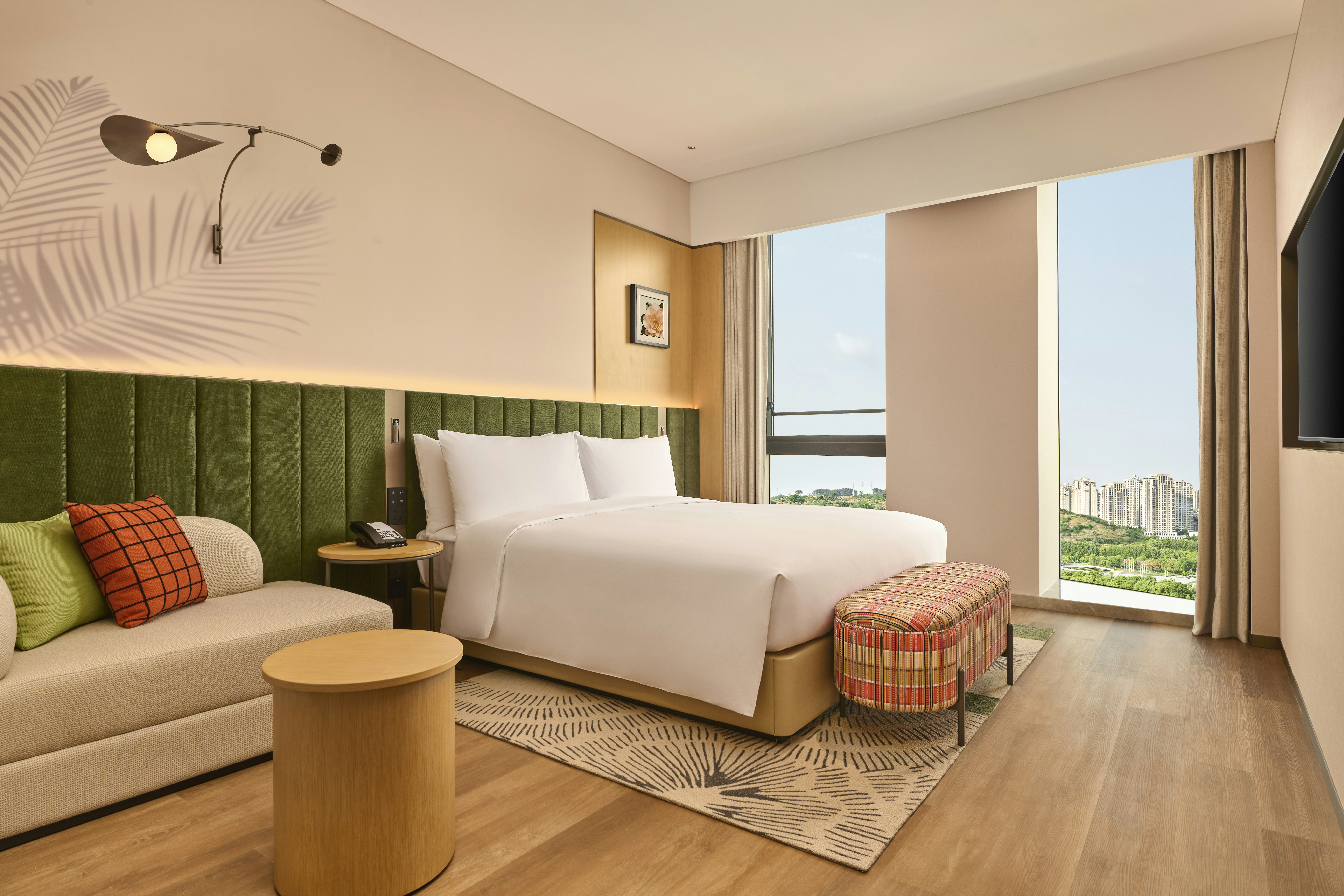 GUEST ROOM, KING BED