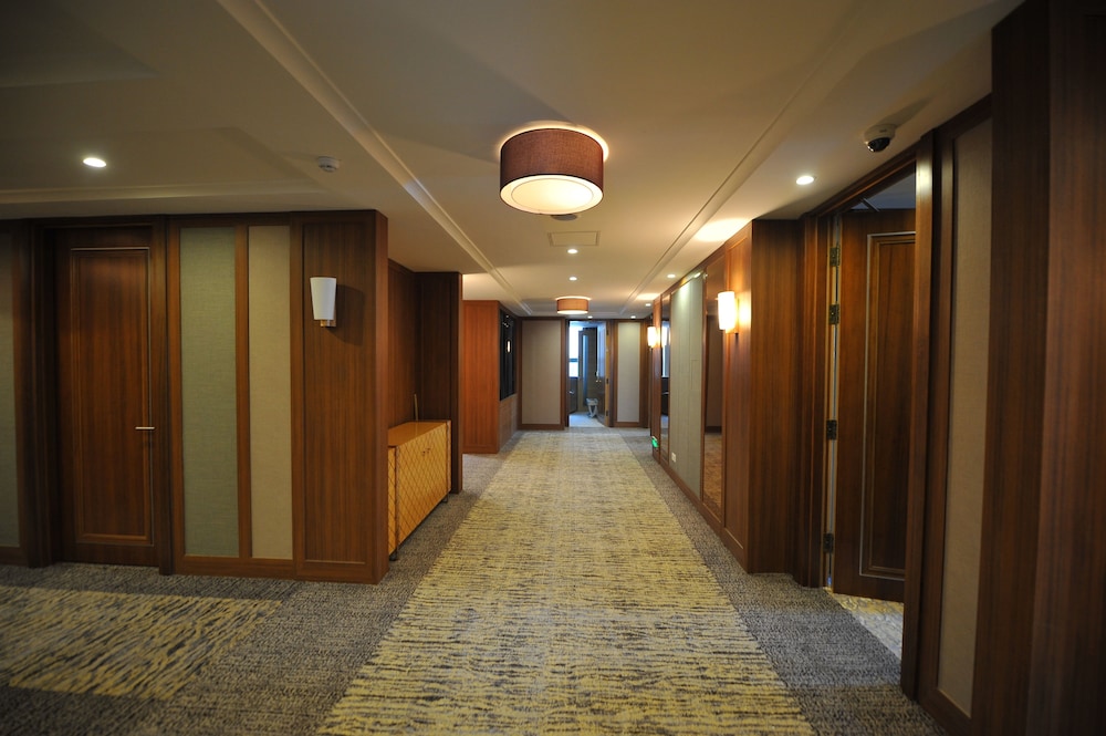 Royal Mountain Hotel 8/50