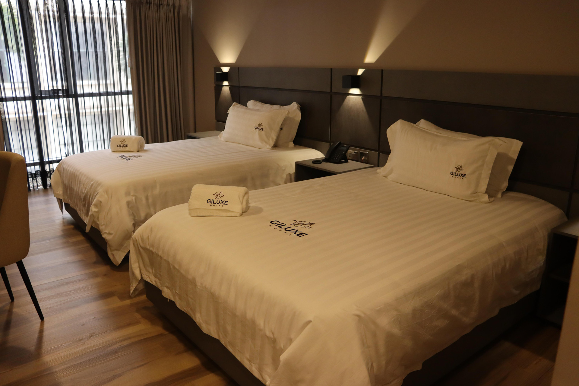 Deluxe, Twin Beds, Street View