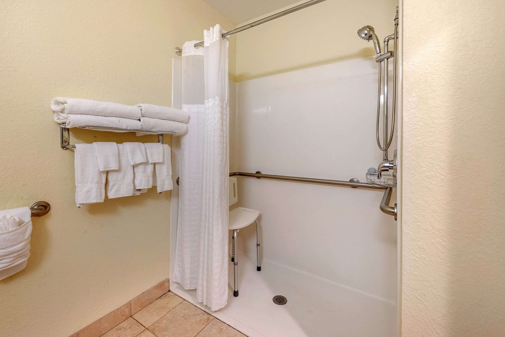 Comfort Inn & Suites Northeast - Gateway 10/32