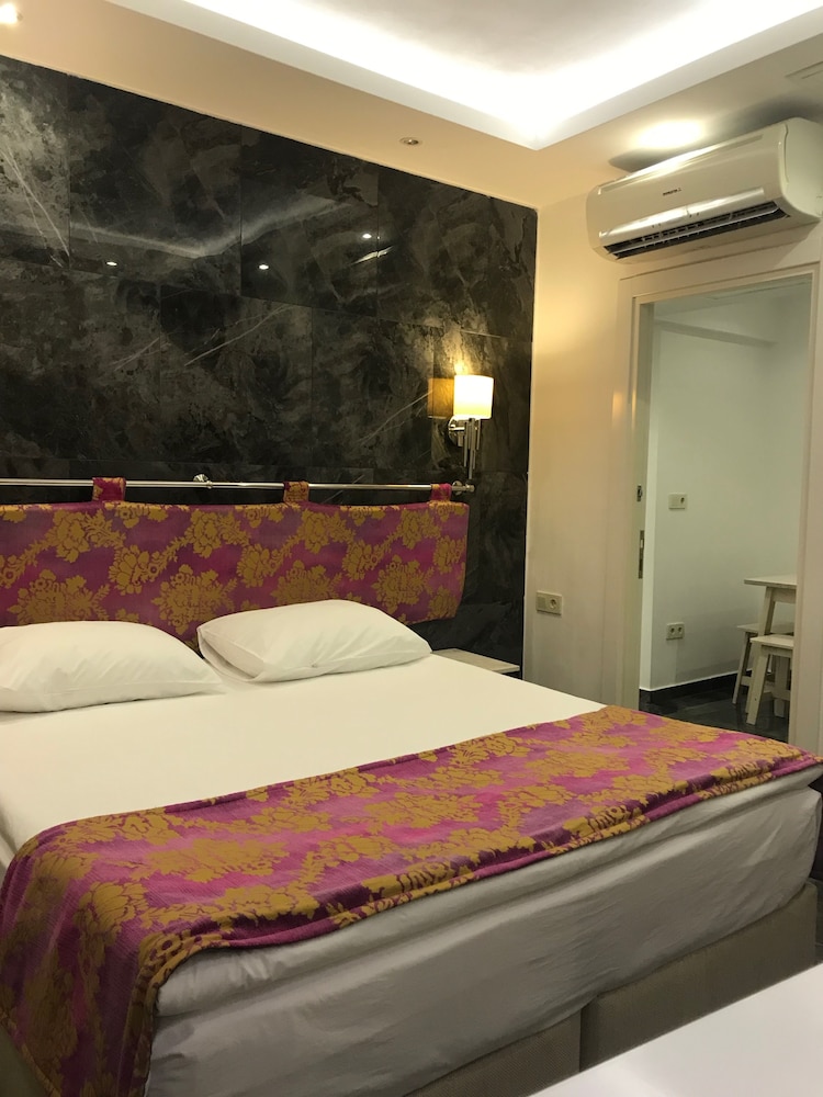 B Guest Hotel 9/66