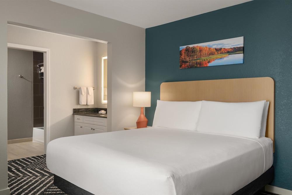 Petite, King Bed