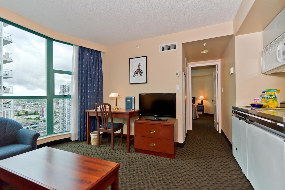 Rosedale On Robson Suite Hotel 33/45