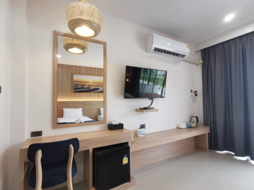 Nana Beach Hotel 8/80