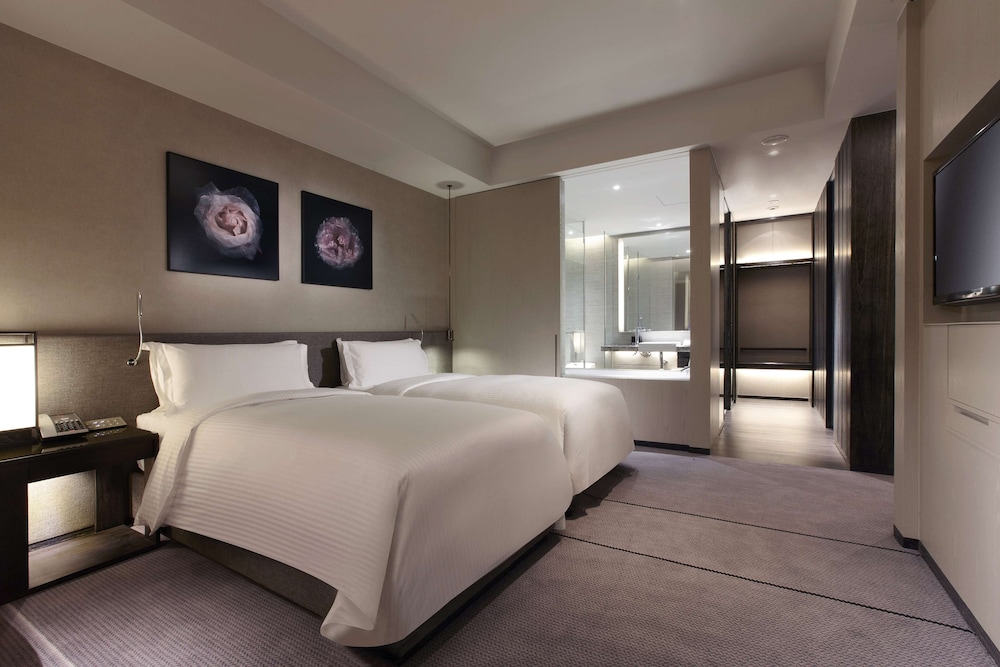 DELUXE, SUITE, TWIN BEDS