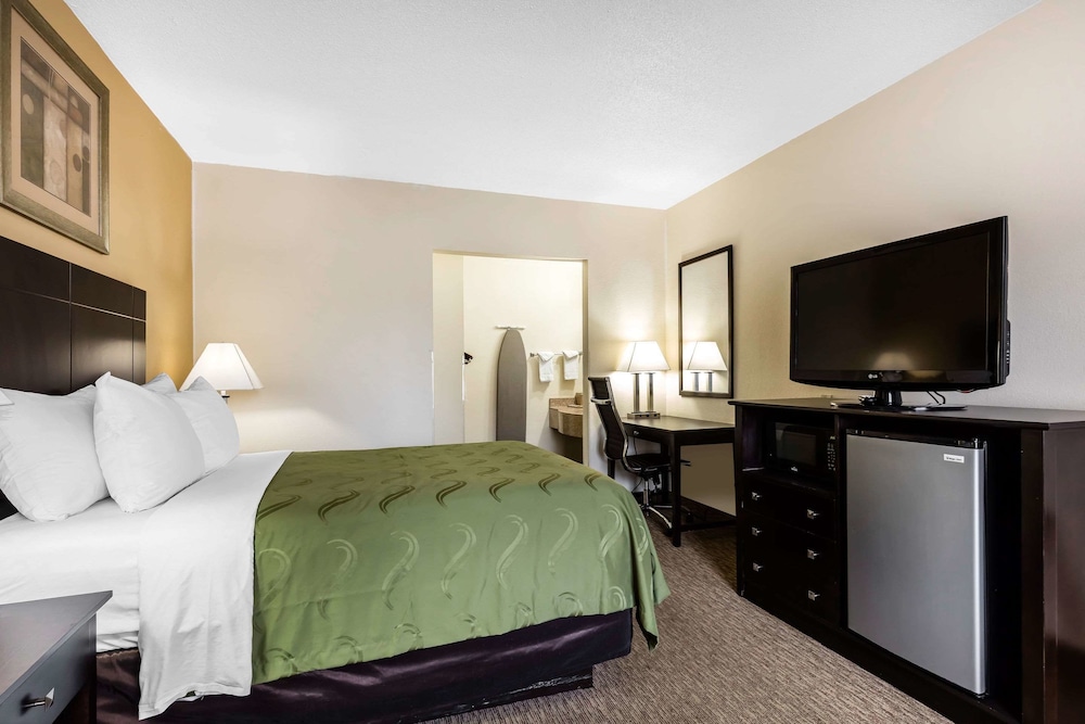 Quality Inn Tullahoma, TN 17/36