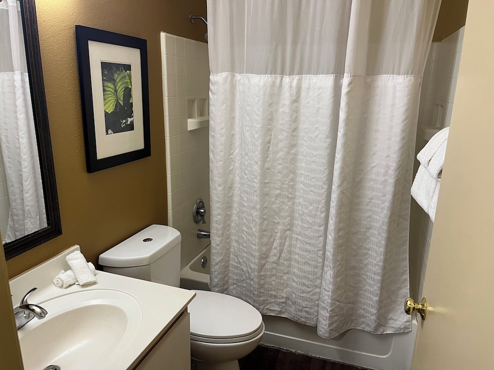 جناح بسرير كوين مع أريكة، HomeTowne Studios & Suites by Red Roof Greensboro 7/8