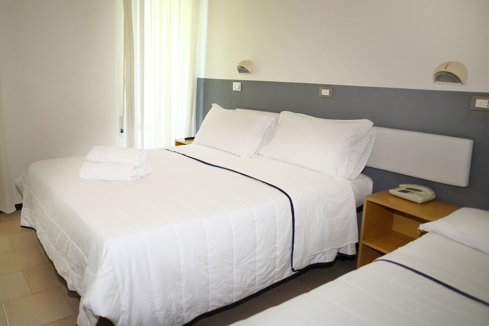 1 BEDROOM, STANDARD, TRIPLE, 1 QUEEN AND 1 SINGLE BED