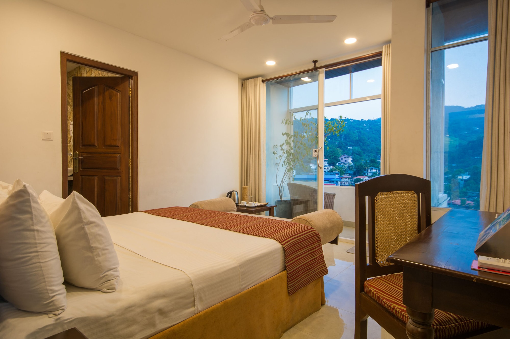 ROOM, KING BED, BALCONY