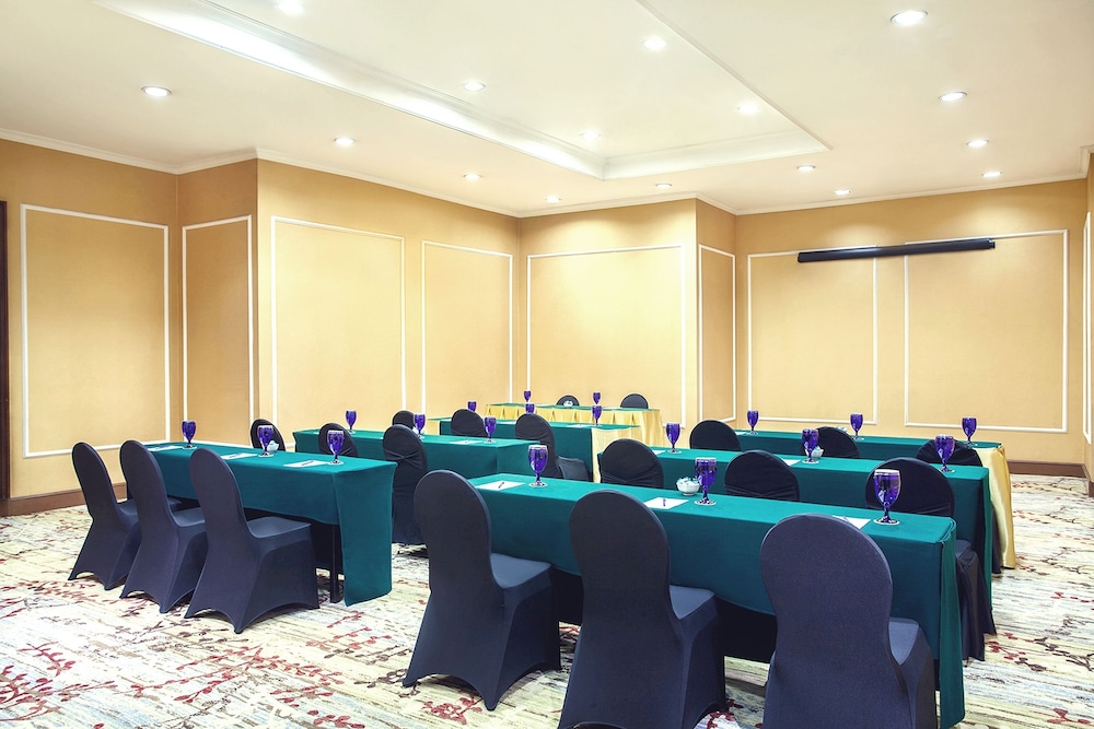 Menara Peninsula Hotel 39/46