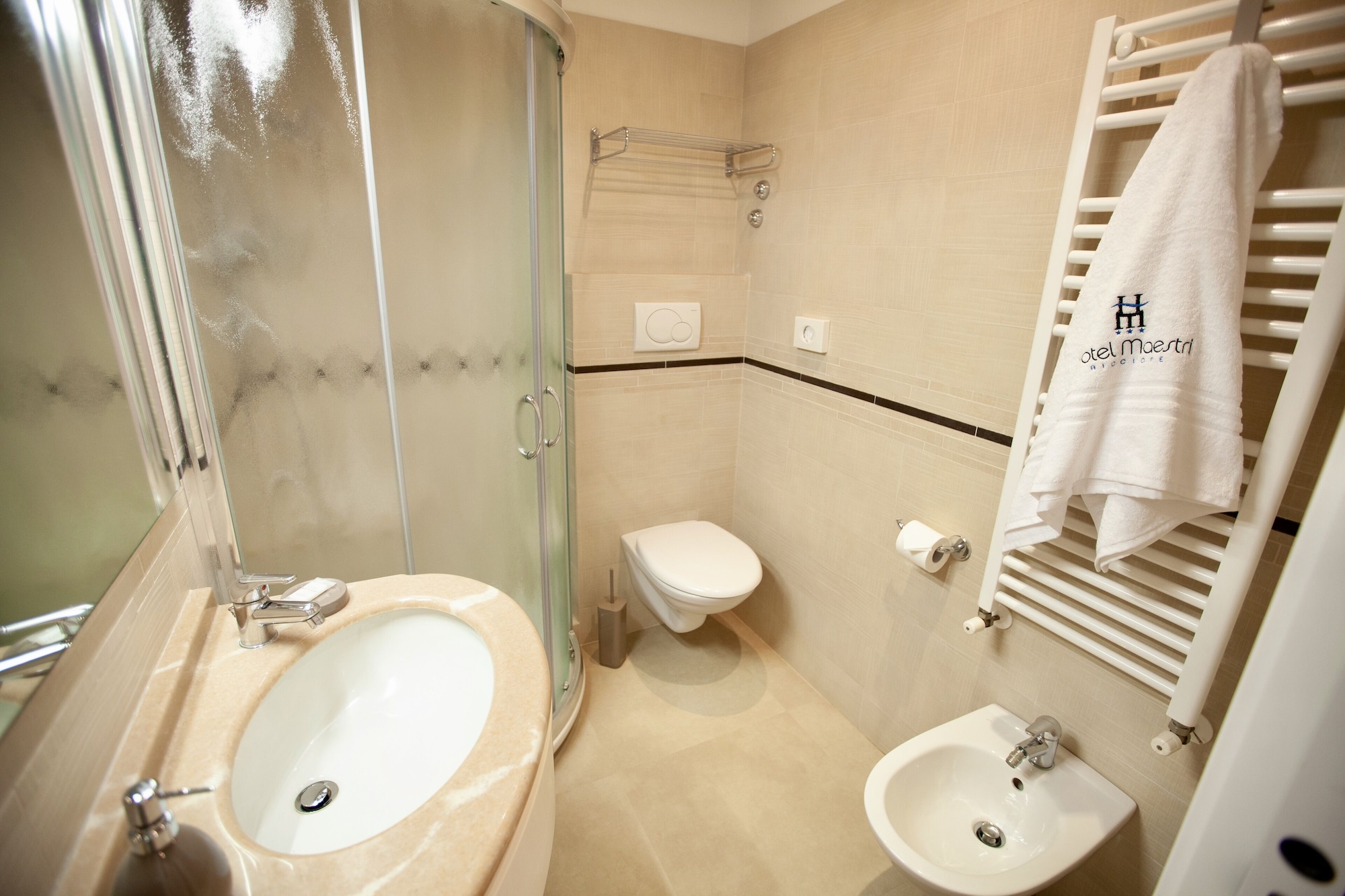غرفة ديلوكس رباعية بسرير مزدوج وسرير بطابقين بشرفة بغرفة نوم واحدة، Hotel Maestri 9/10