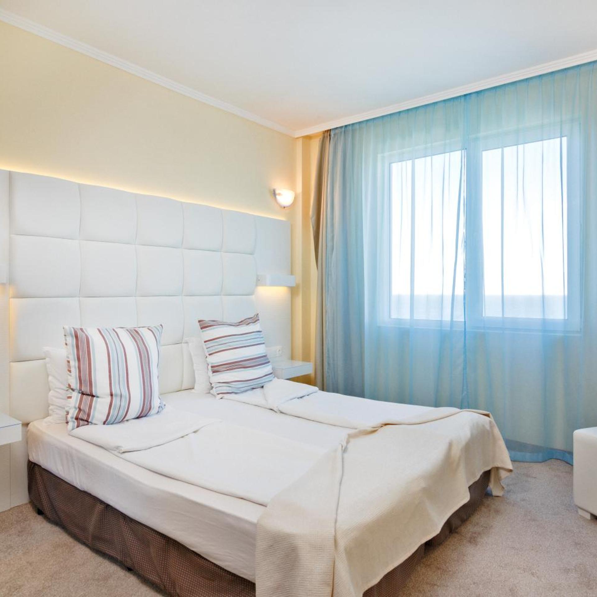 Perla Beach Hotel III 12/50