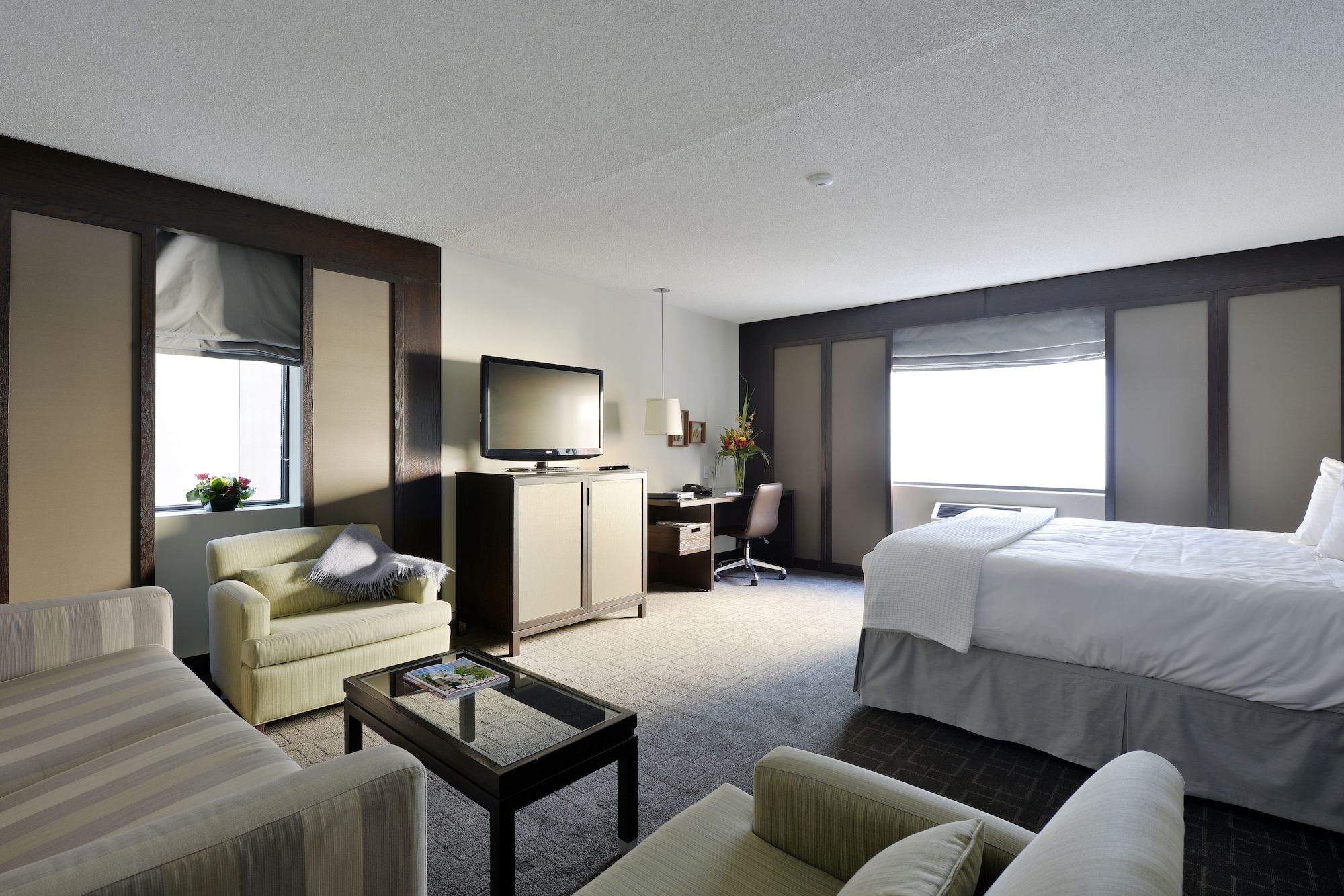 SUITE, CORNER