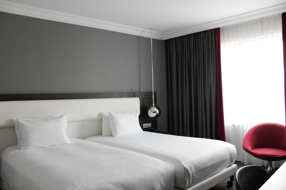 ROOM, TWIN BEDS