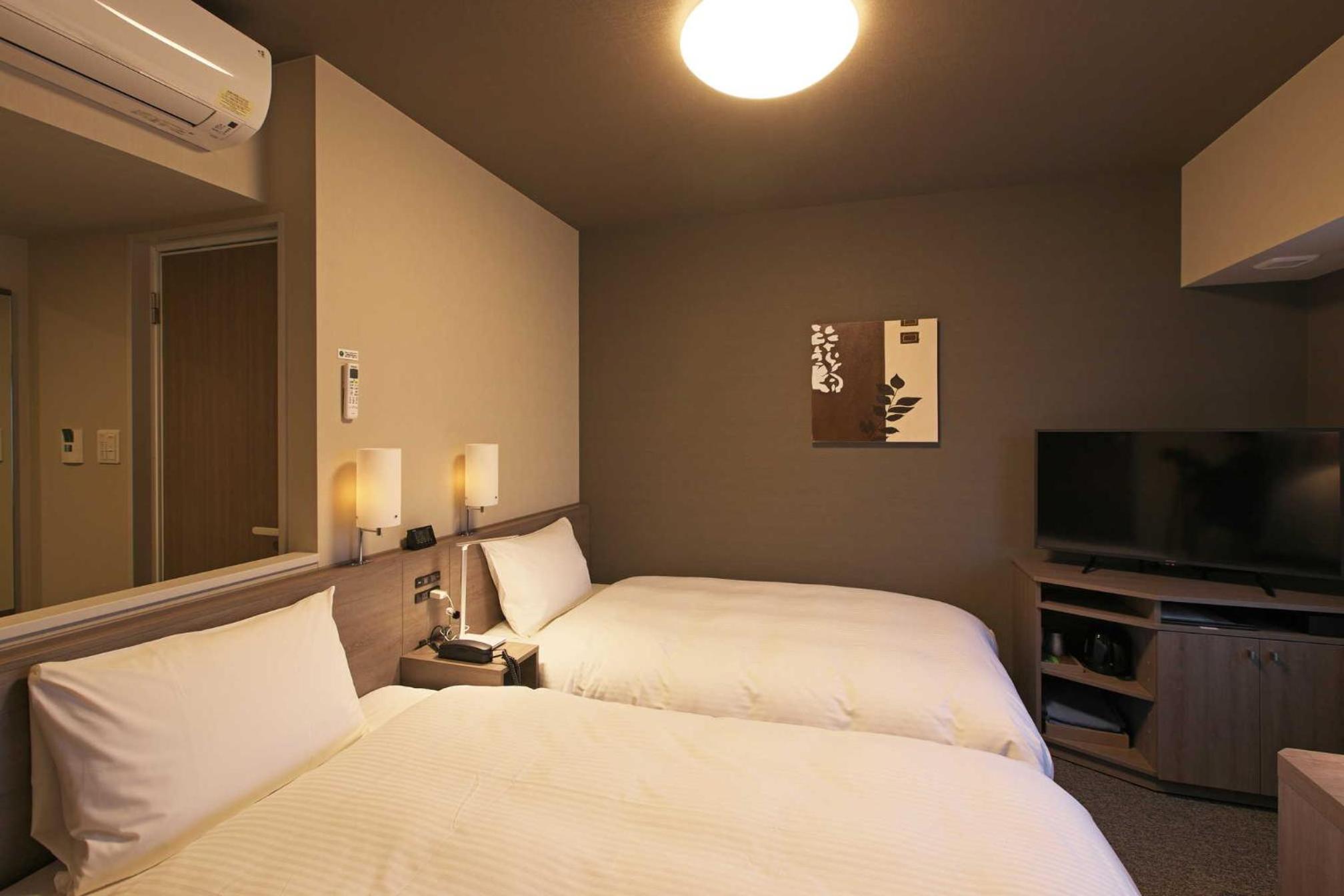 Room, Twin Beds, Smoking