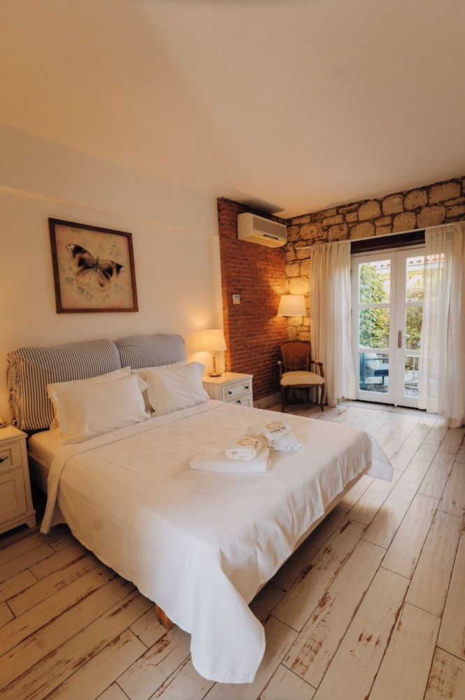 DELUXE, DOUBLE BED, GARDEN AREA