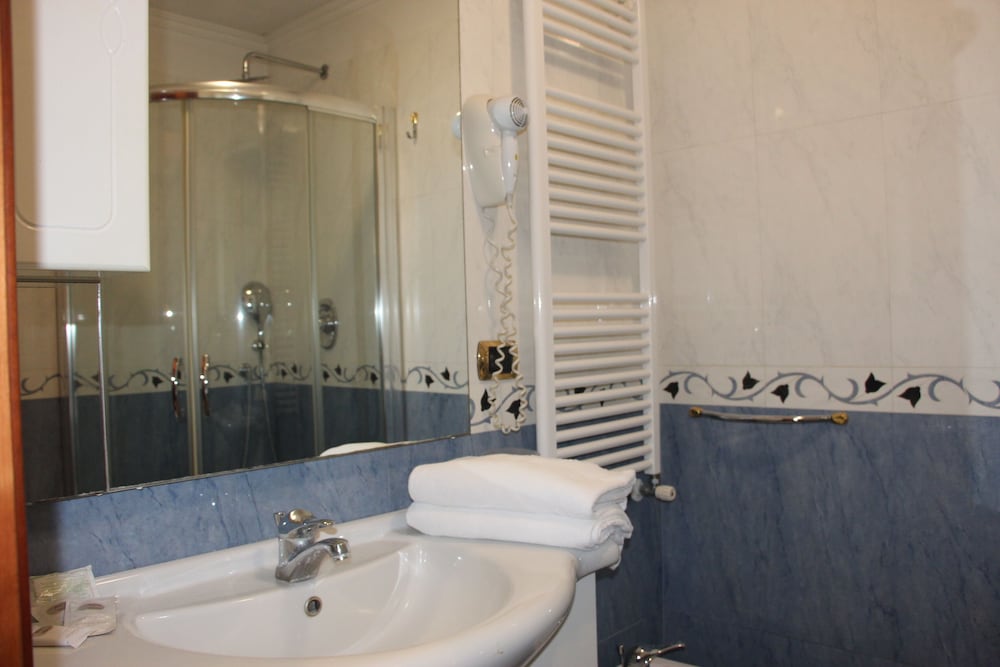 ROOM, DOUBLE BED