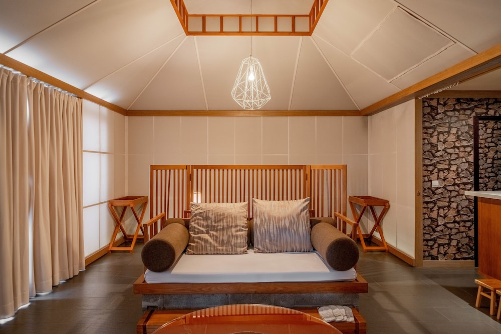 DELUXE, DOUBLE BED