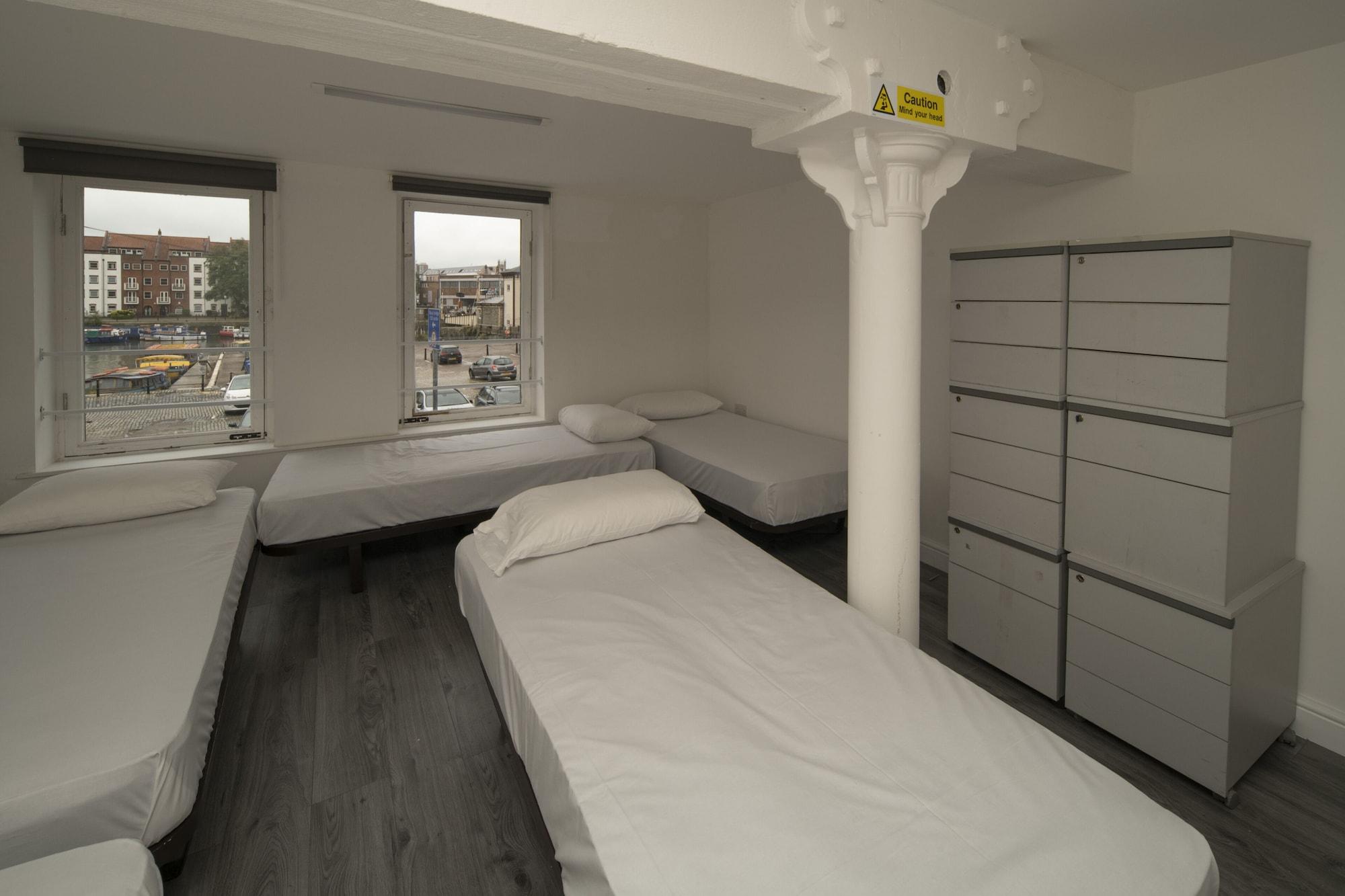 OYO Harbourside Hostel Bristol 22/39