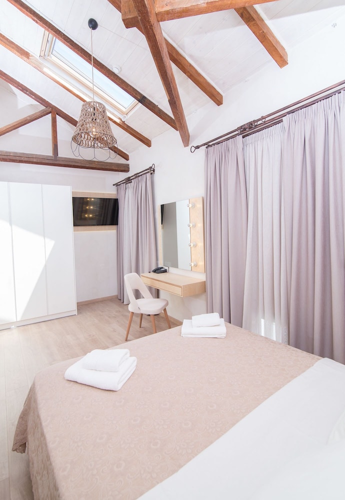 Panellinion Luxury Rooms 18/41
