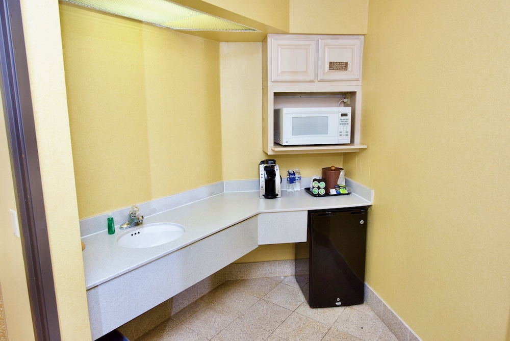 Holiday Inn Express Suites St Louis West Fenton 59/65