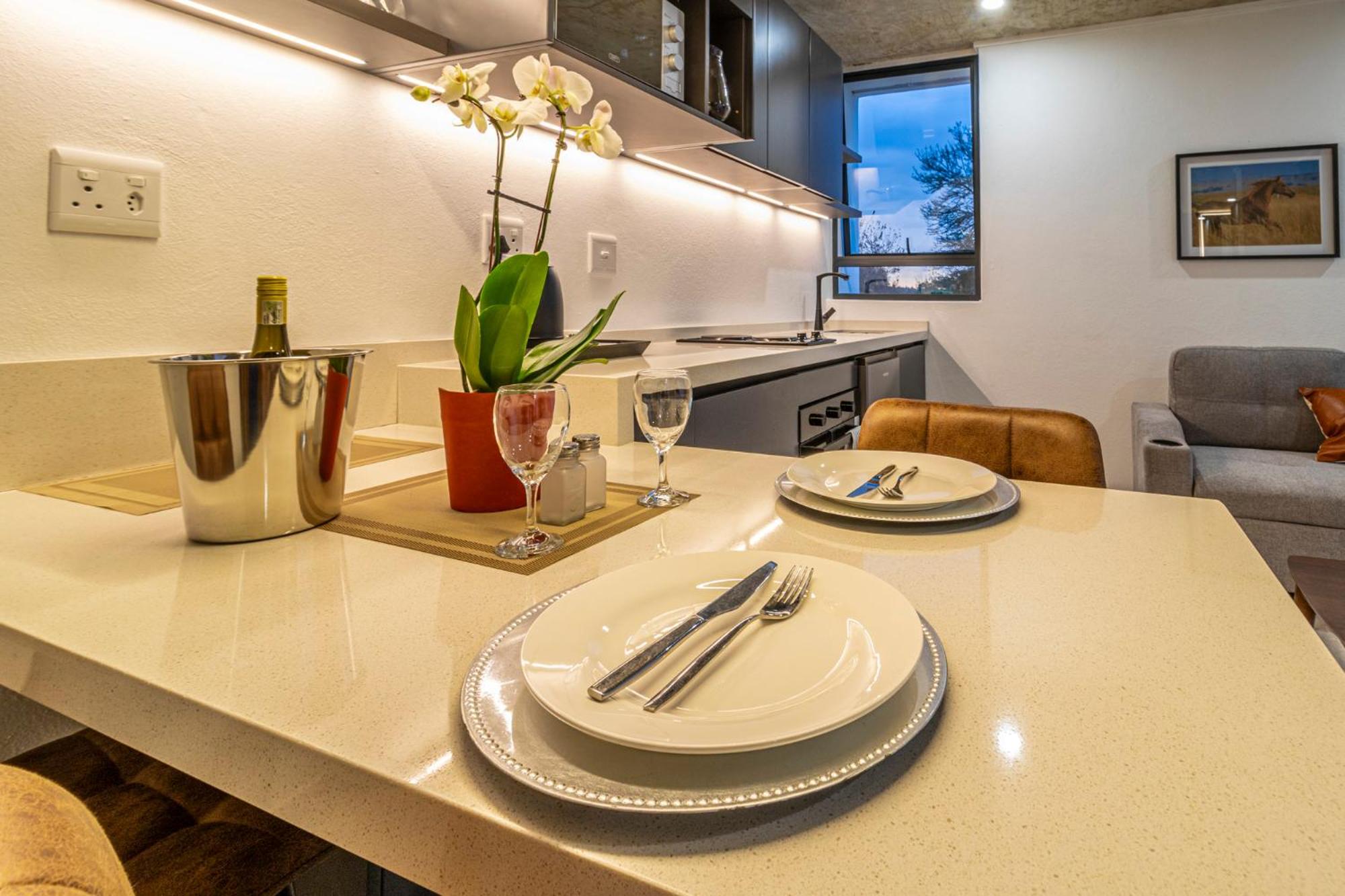 KRAVIT Premier Suites 23/29