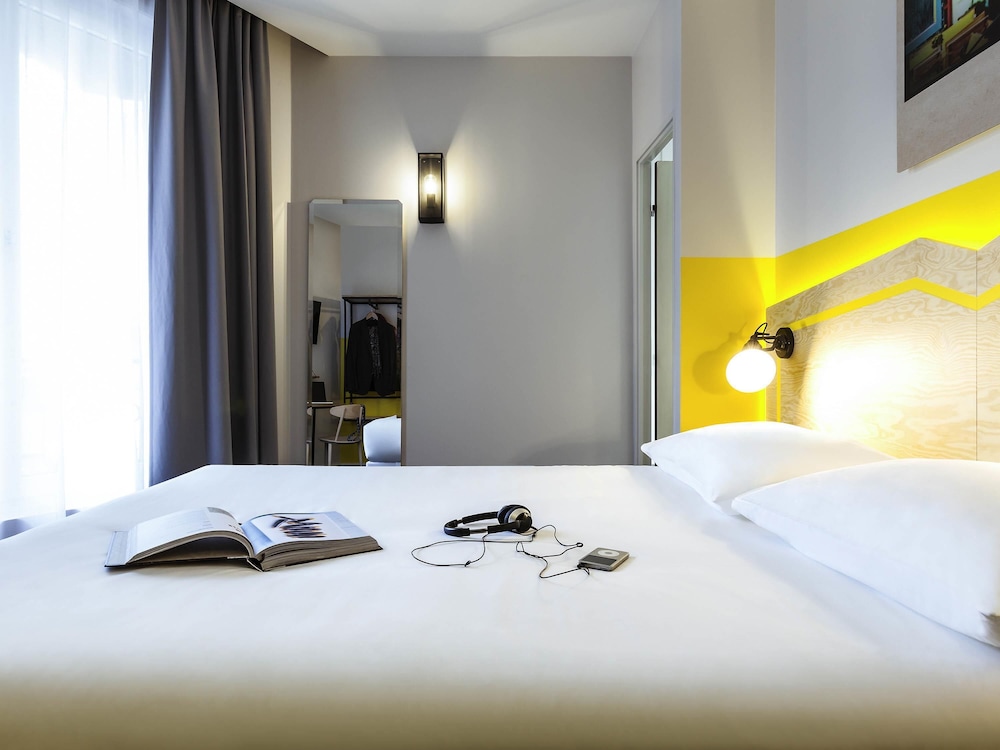 STANDARD, TWIN BEDS, SOFA