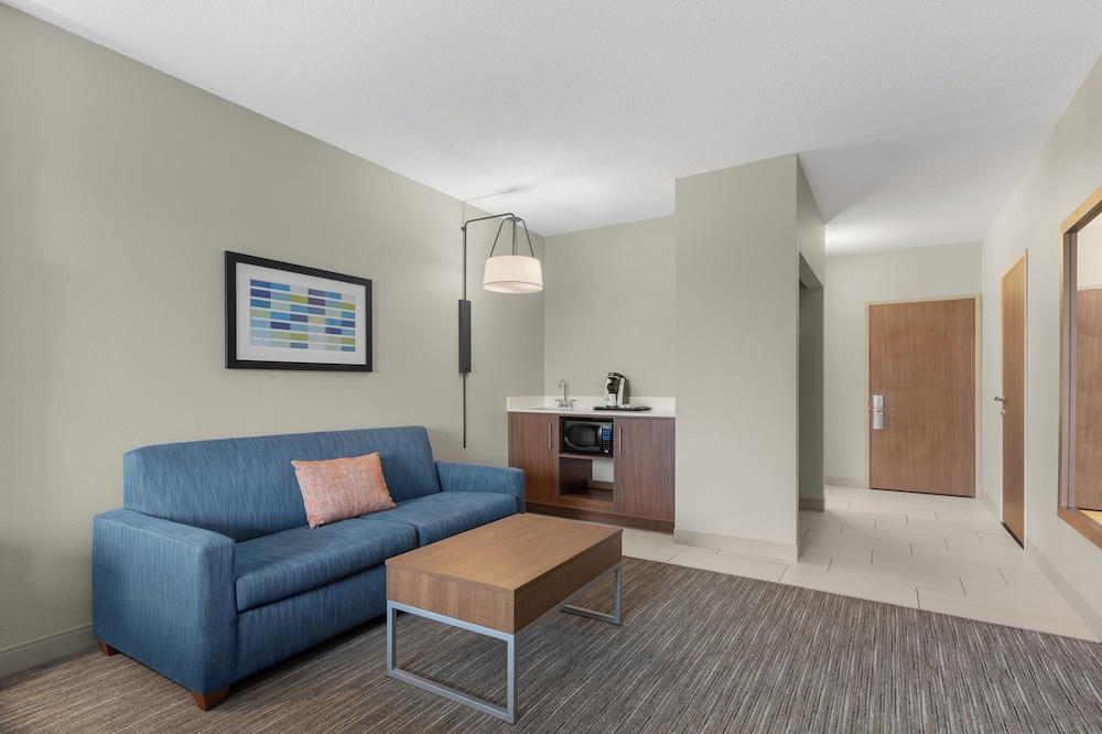 Holiday Inn Express Suites Coralville 39/67