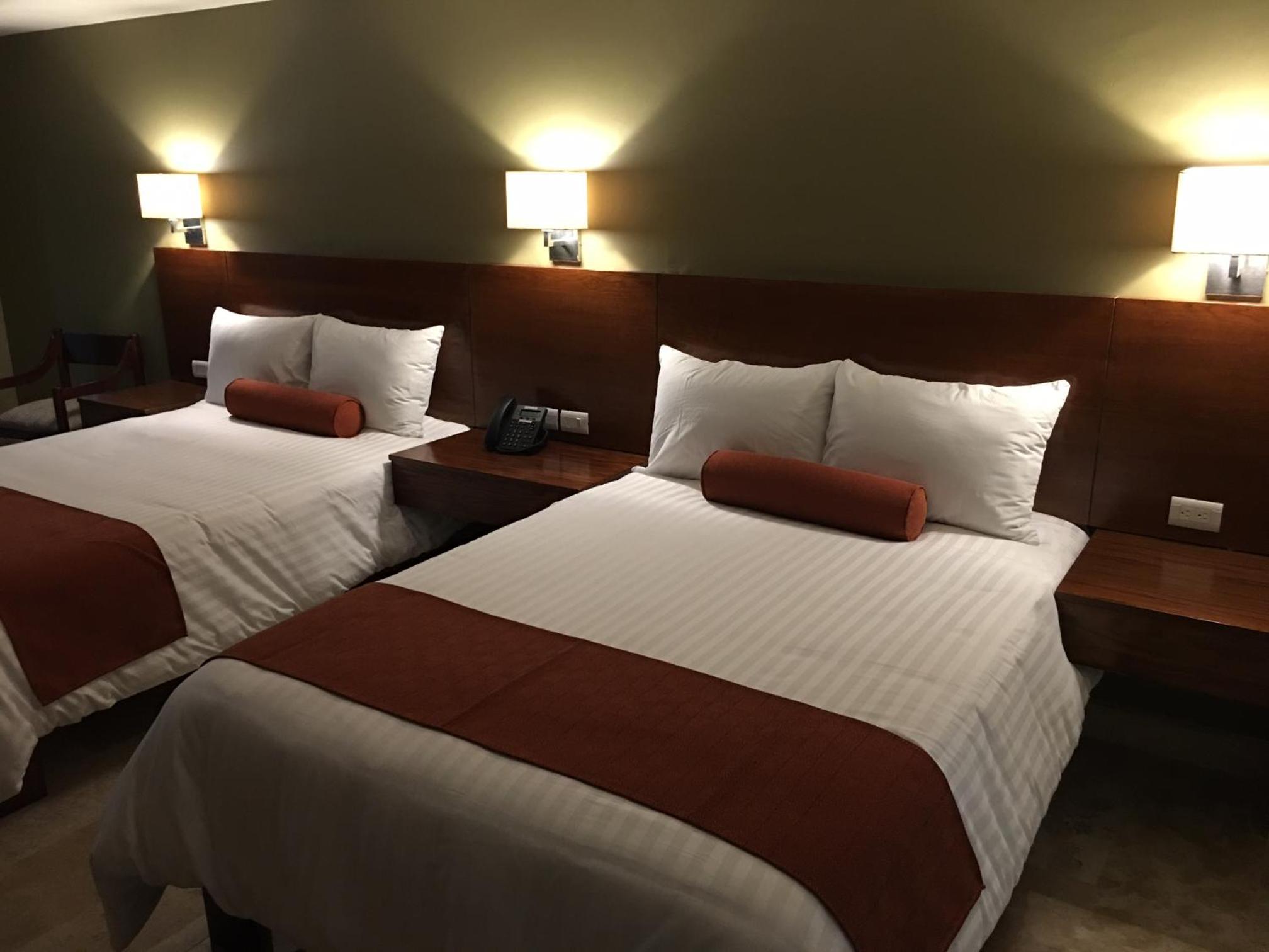 غرفة بسرير مزدوج