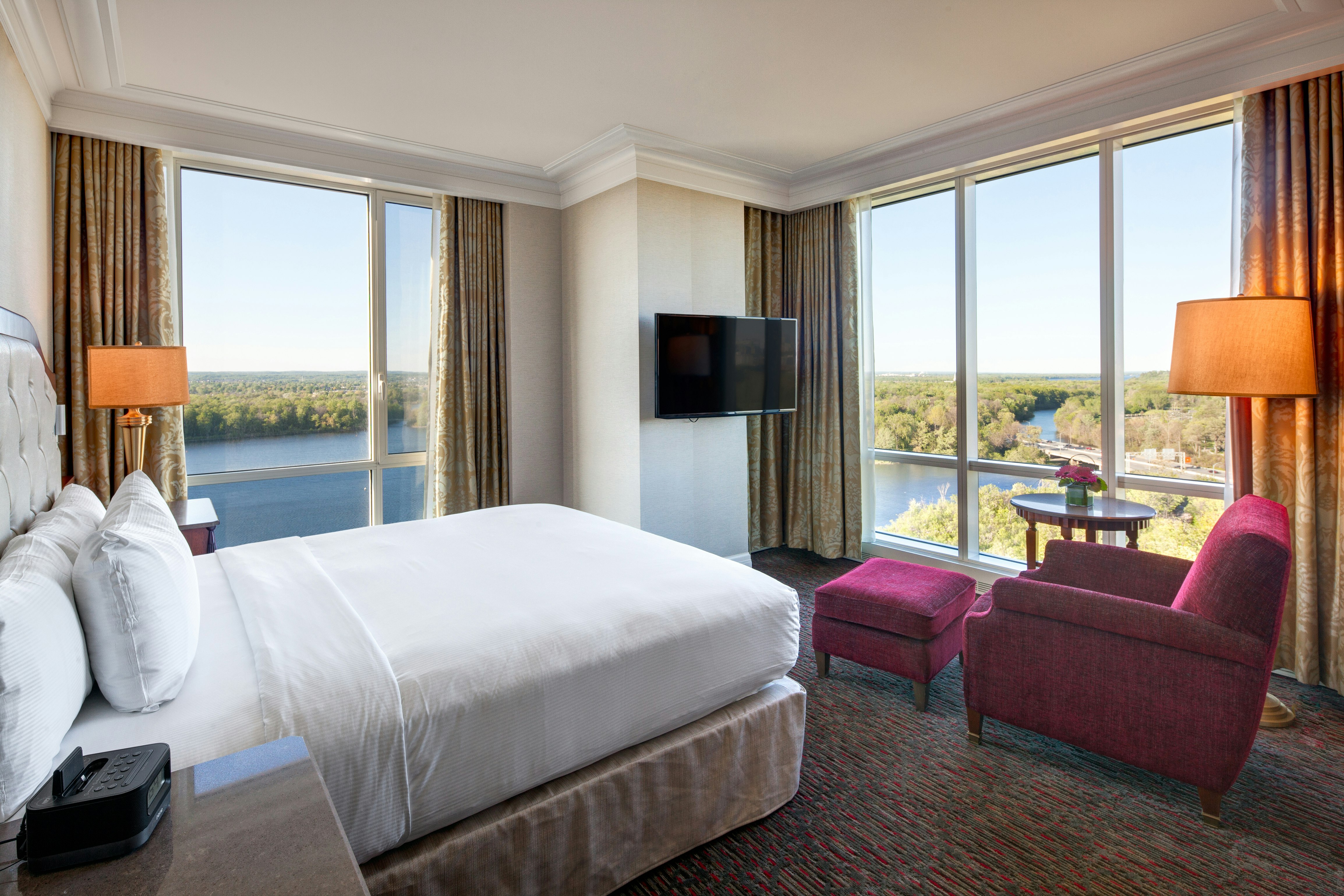 1 BEDROOM, SUITE, KING BED, LAKE VIEW