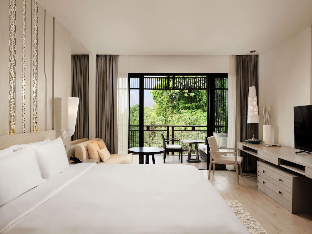 DELUXE, KING BED