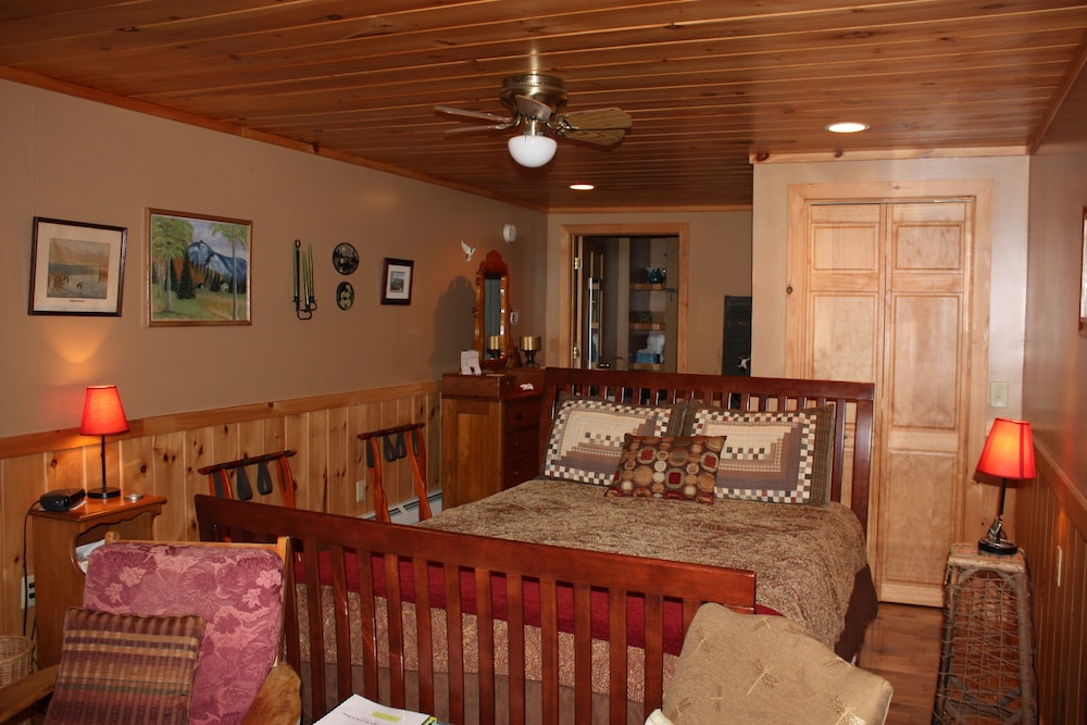 Kiwassa Lake Bed & Breakfast and Cabins 27/50