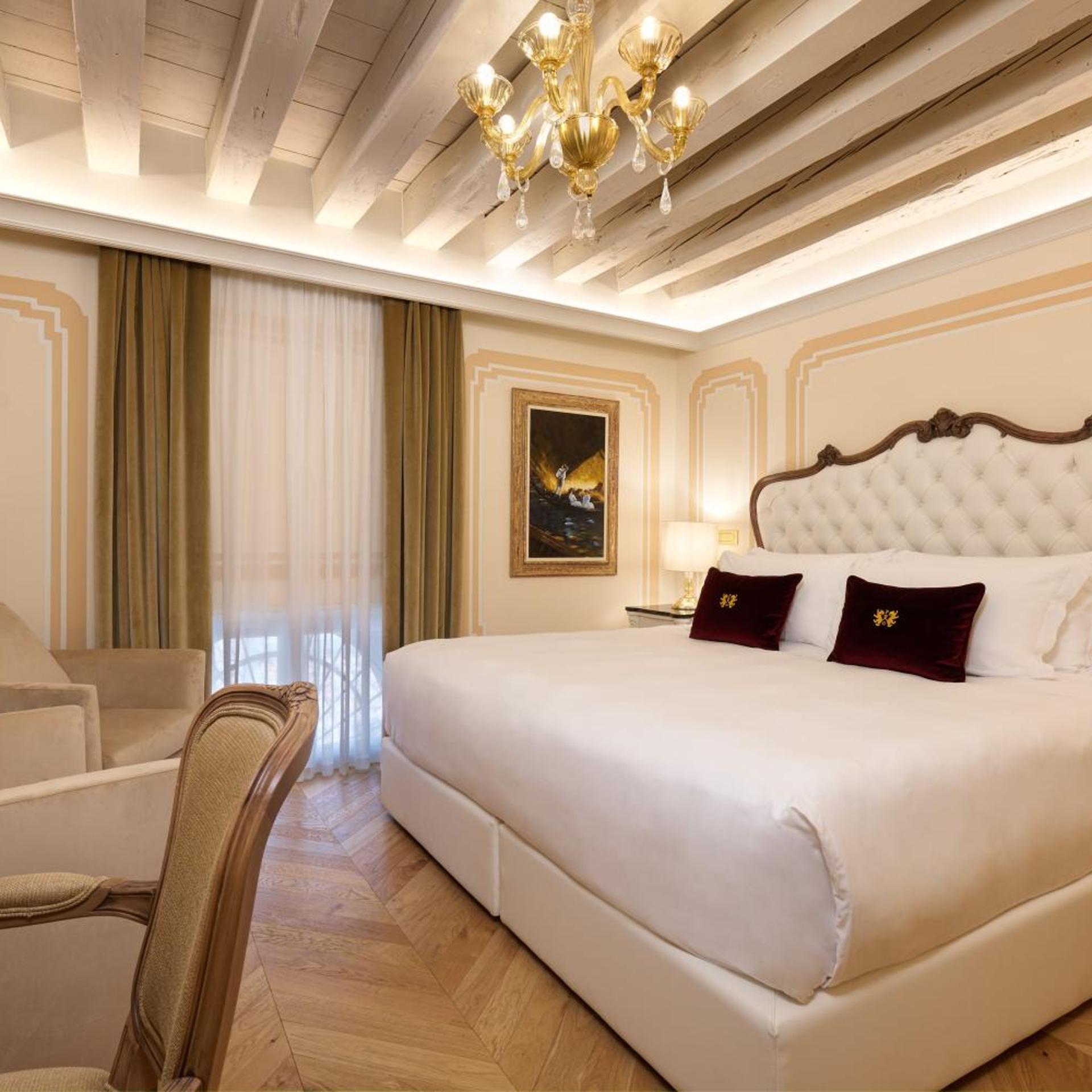 Prestige, Double Bed, Lateral Canal View, Side