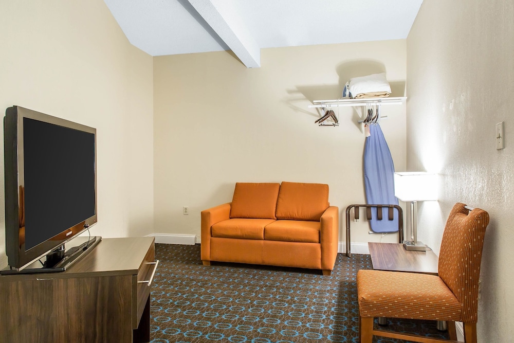 Quality Inn and Suites Middletown Newport 28/40