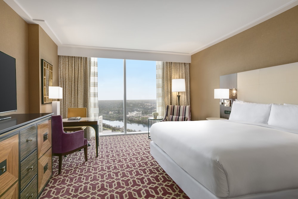 Fairmont Gold, Suite, King Bed