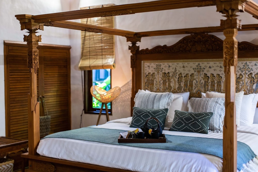 DELUXE, SUITE, KING BED, GARDEN VIEW