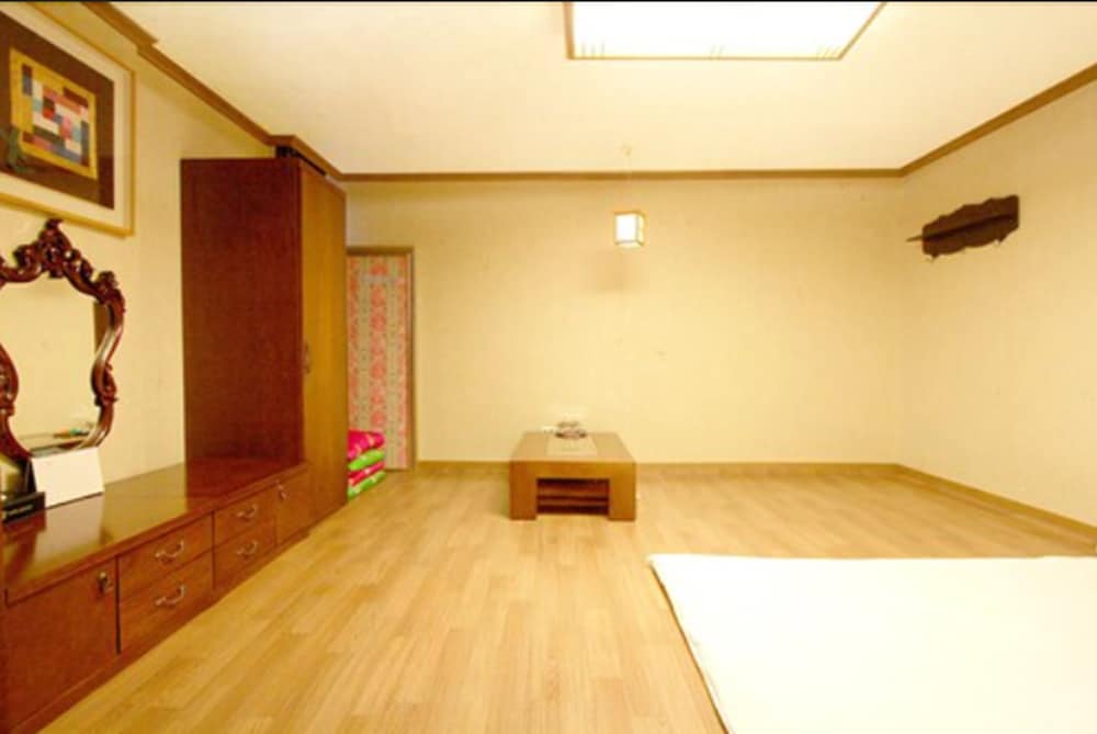 Olympic Hotel 24/49