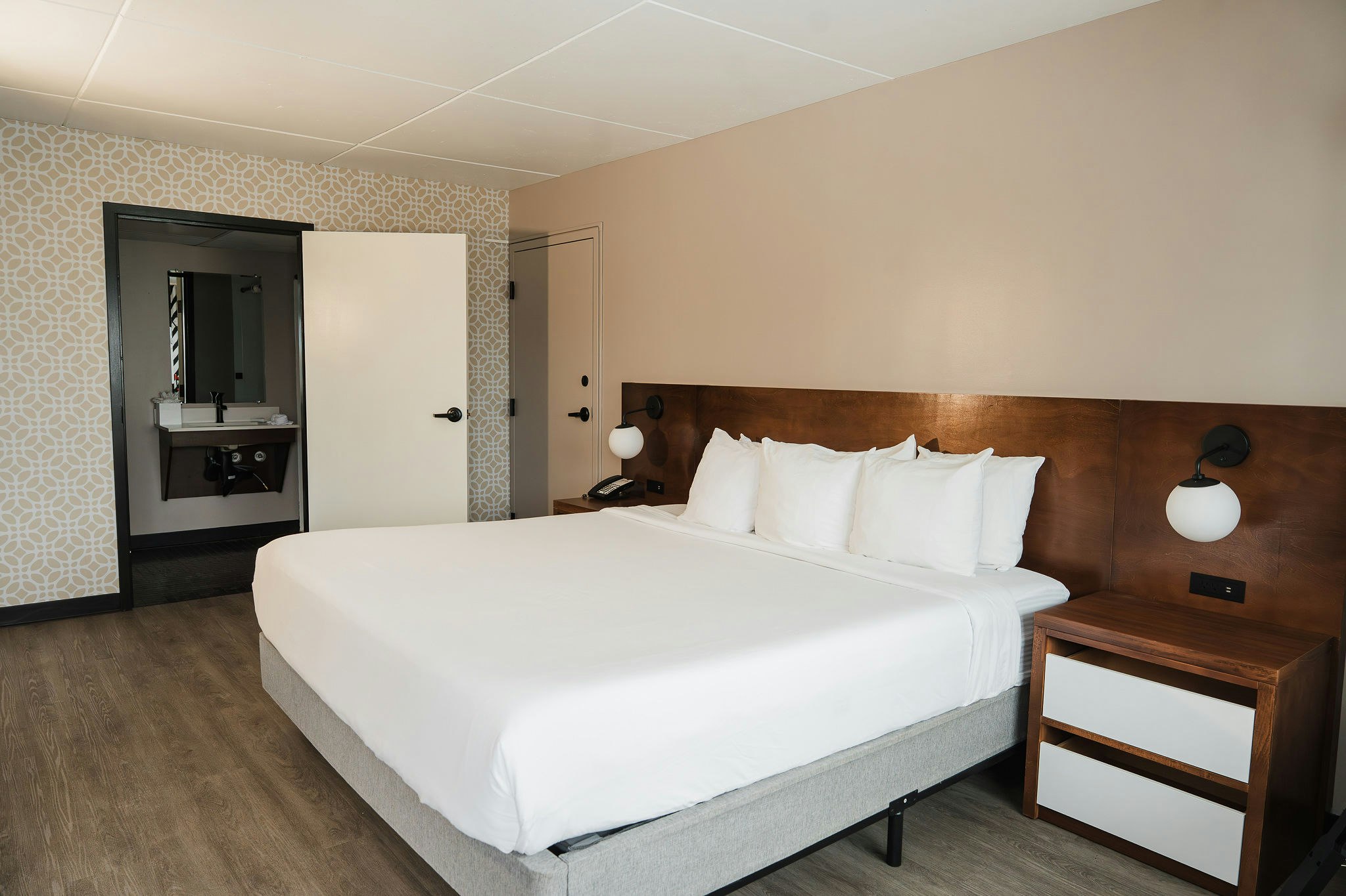 ROOM, KING BED, ACCESSIBLE