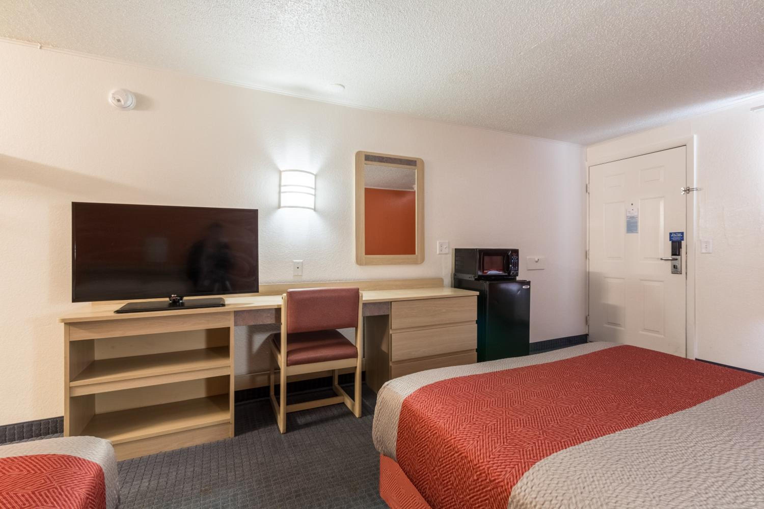 Travelodge by Wyndham Lansing MI 18/21