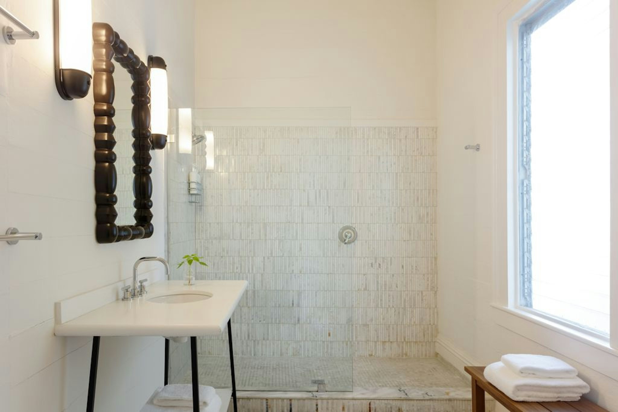 1 BEDROOM, SUITE