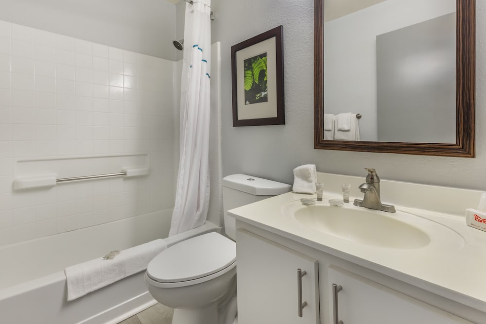 جناح بسرير كوين مع أريكة، HomeTowne Studios & Suites by Red Roof Greensboro 6/8
