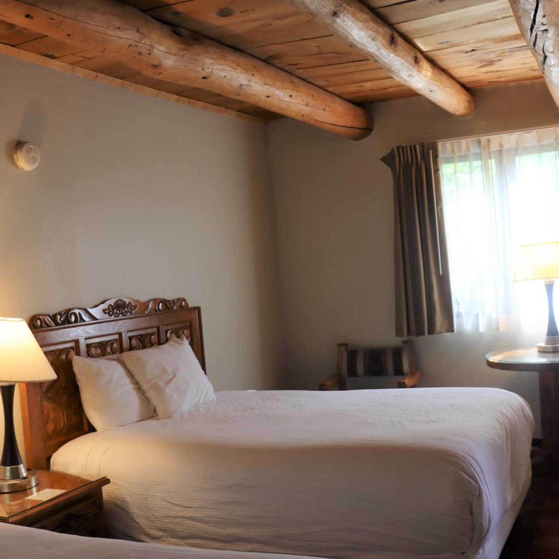 غرفة بسرير كوين بإطلالة على الحديقة، Sagebrush Inn Suites 5/10