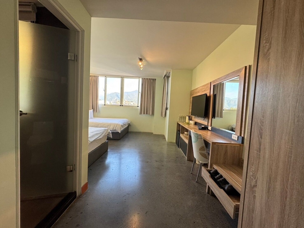 Travel Light Hotel 16/50