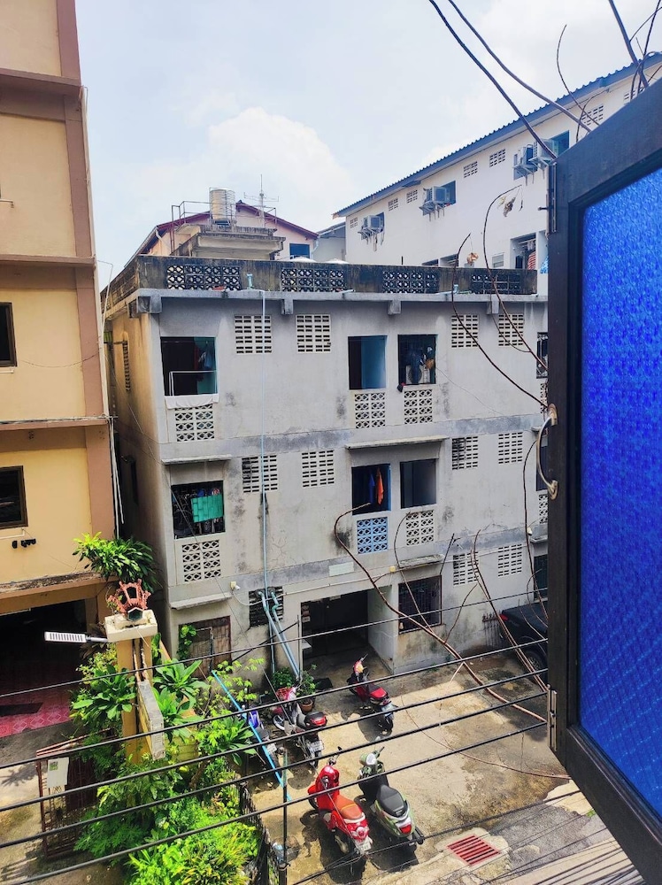 Around The World Bed and Breakfast - Hostel 2/50